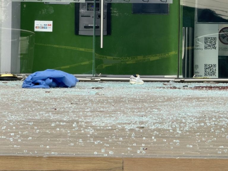 Agentes ministeriales investigan la evidencia con el fin de encontrar a los culpables