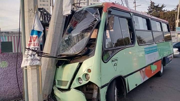 Fuerte Accidente: Camión de transporte público se estrella contra poste en Álvaro Obregón