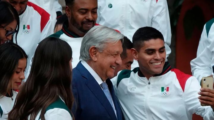 López Obrador abandera a la delegación mexicana que acudirá a París y les promete recompensas