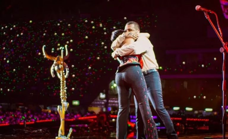 Christian Nodal le llevó serenata a Ángela Aguilar; así se vivió el momento hace seis años