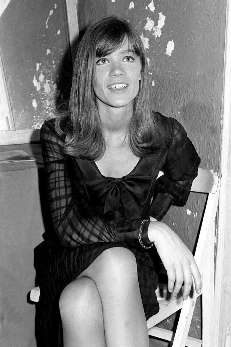 Adiós a Françoise Hardy: Ícono del Pop Francés y Voz de una Generación