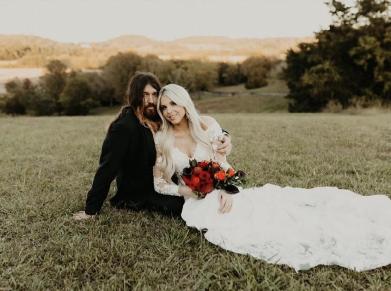 Papá de Miley Cyrus solicita el divorcio a su joven esposa a 7 meses de casarse, alega que hubo fraude