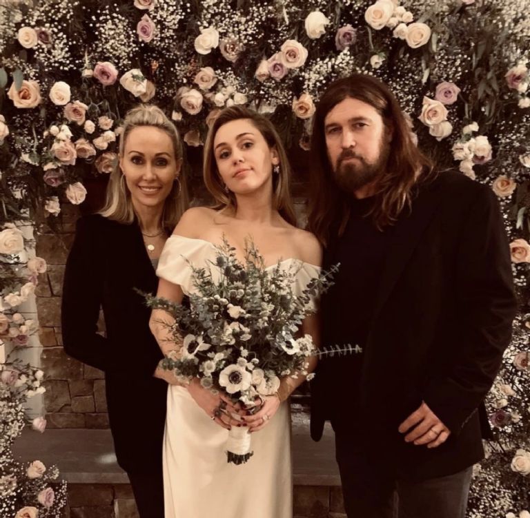 Papá de Miley Cyrus solicita el divorcio a su joven esposa a 7 meses de casarse, alega que hubo fraude