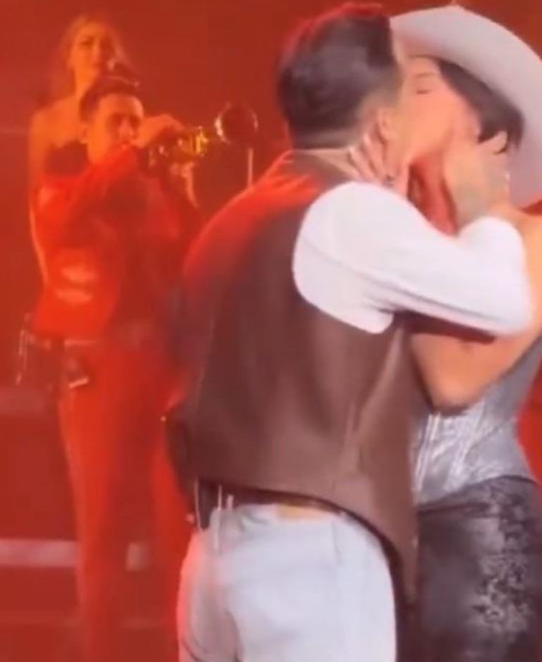 Christian Nodal y Ángela Aguilar son cancelados en México