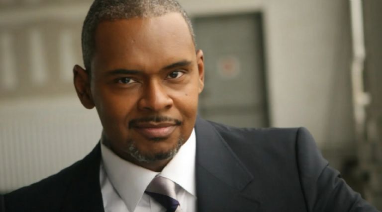 Confirman la muerte del productor Ron Simons