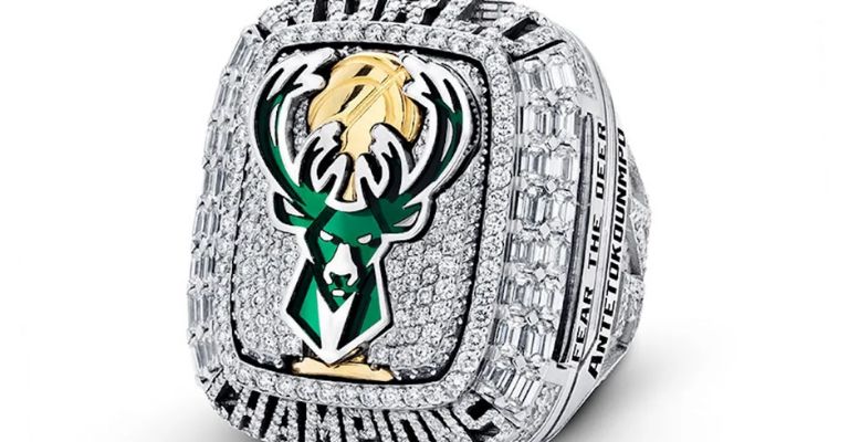 El anillo de los Bucks campeones de 2020-2021