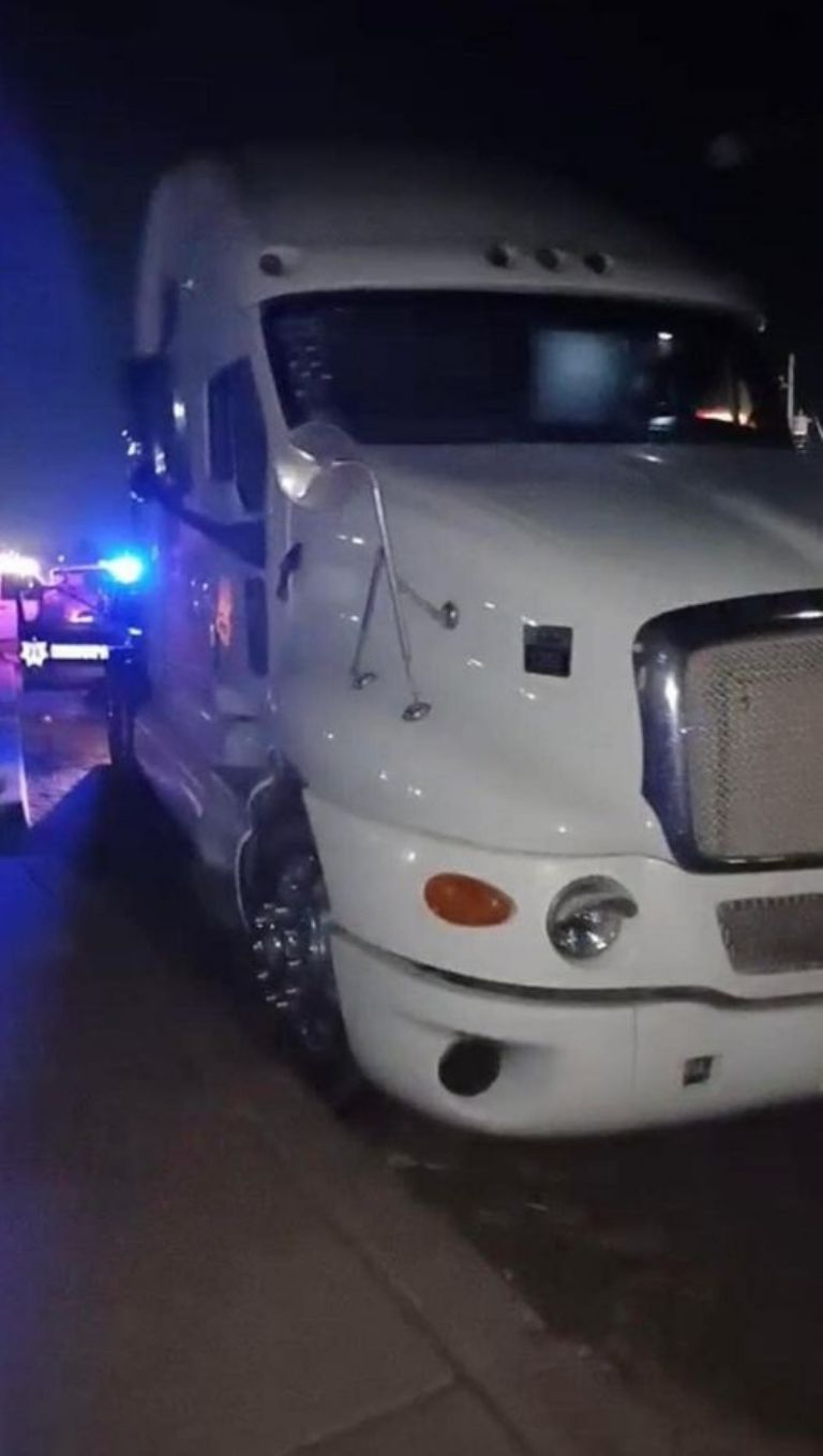 Tráiler atropella a un hombre y dos menores. Fuente: Facebook