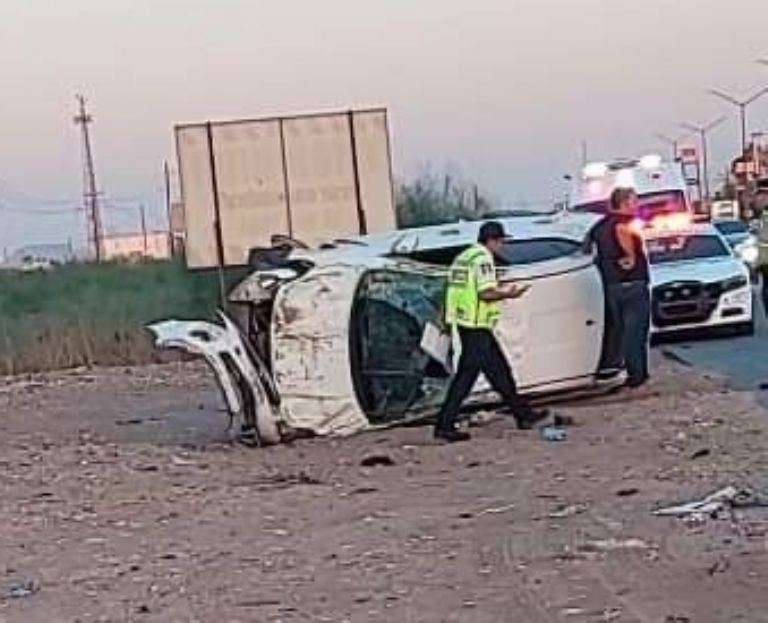El auto quedó por fuera e la carretera en Ciudad Obregón