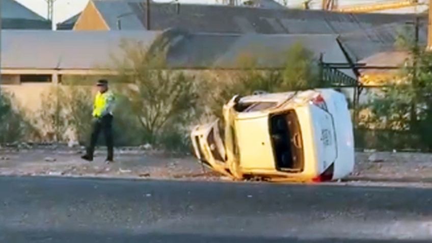 Vuelca auto frente a la Central de Abastos de Ciudad Obregón; iba a exceso de velocidad