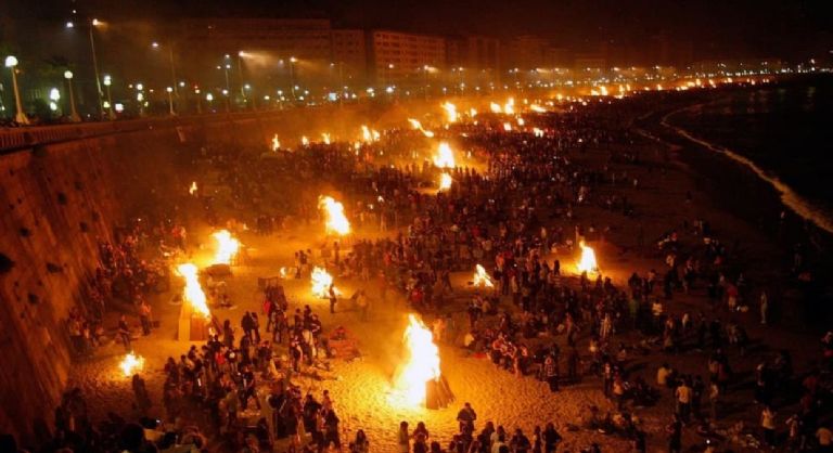 Las personas se dan cita para prender hogueras