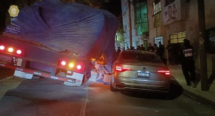 Caos en CDMX: Camión con costales de cemento cae sobre vehículo en Viaducto Miguel Alemán