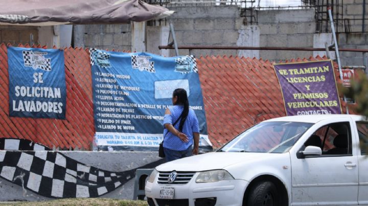 Sicarios en motocicleta ejecutan a balazos a mujer en autolavado de Toluca