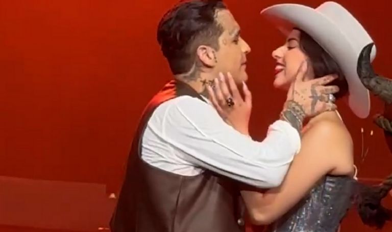 Ángela Aguilar y Nodal huyen a París 