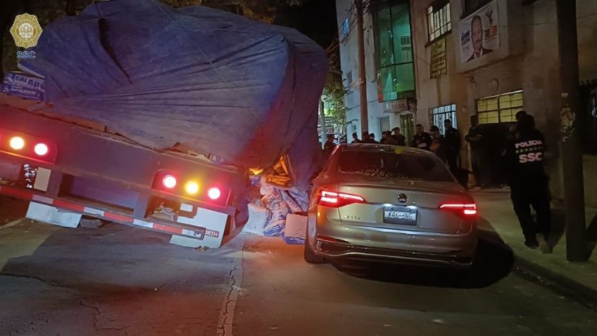 Caos en CDMX: Camión con costales de cemento cae sobre vehículo en Viaducto Miguel Alemán