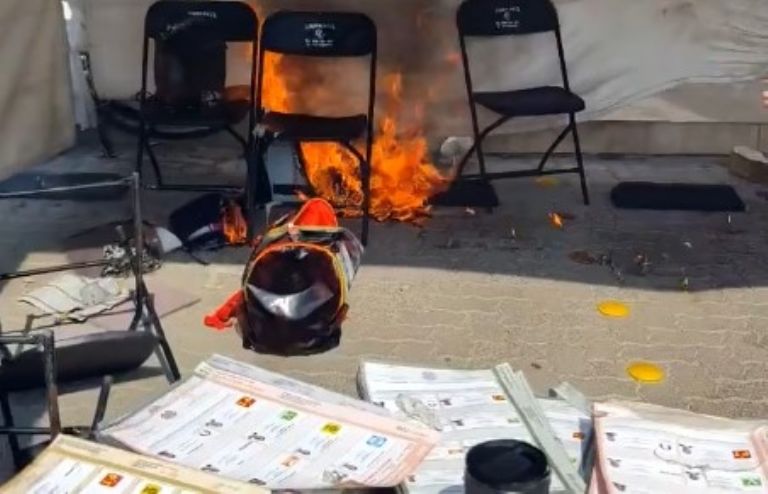 Queman casillas en Juriquilla, Querétaro. Foto: Facebook