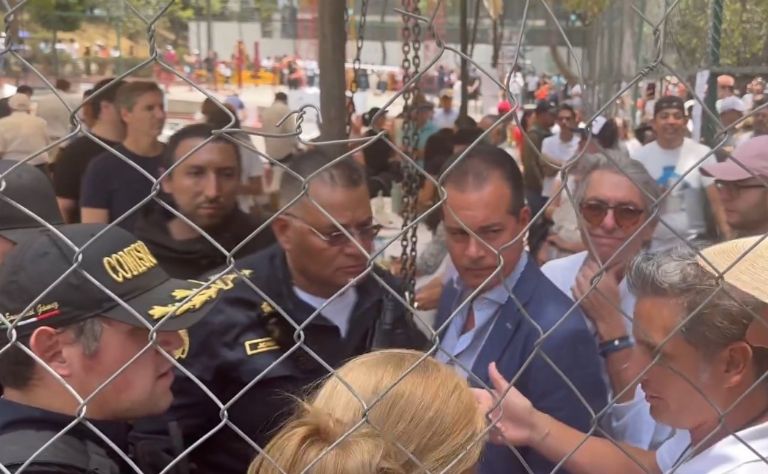 Policías intentan cerrar casilla en CDMX