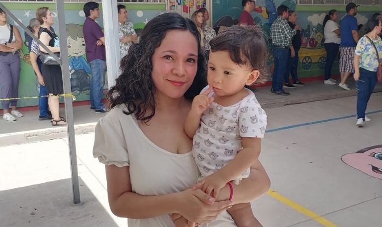 Obregonense sale a votar con su bebé en brazos