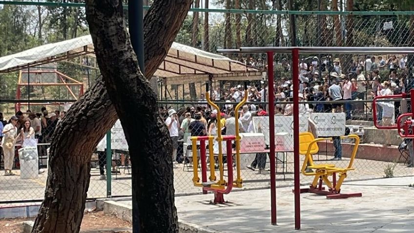 VIDEO: Por presunta amenaza de bomba, policías intentan cerrar casilla del INE en CDMX