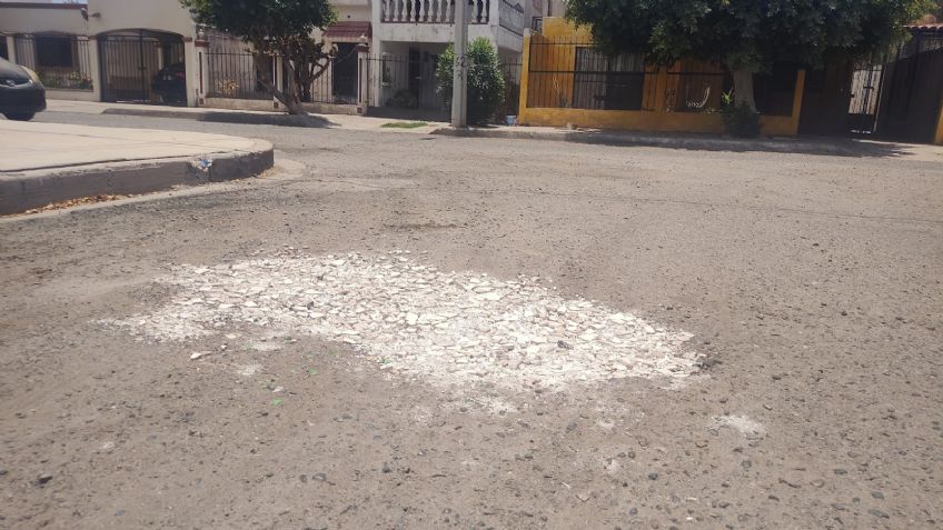 Ciudad Obregón: Ciudadanos siguen tapando los baches con escombros