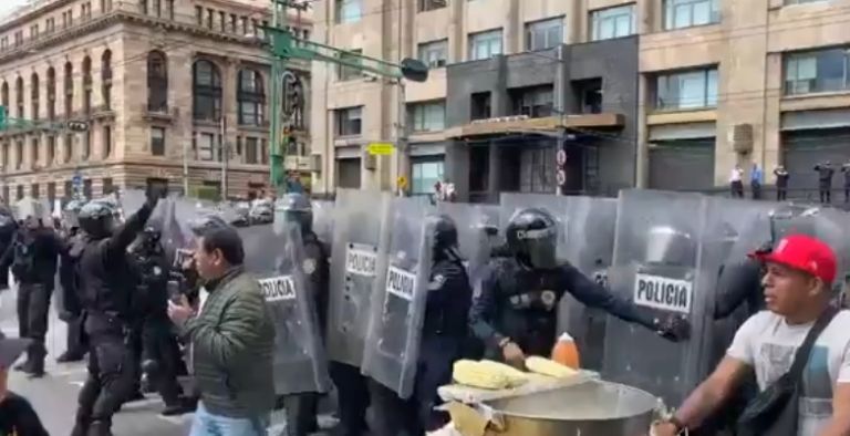 Comerciantes se enfrentan a una batalla campal en Eje Central