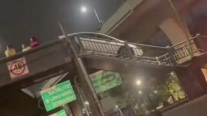 VIDEO: Conductor intenta cruzar Periférico Norte en Naucalpan, pero en puente peatonal