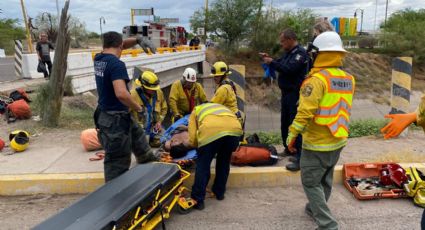 Bomberos Navojoa rescata a un hombre que cayó en un canal de riego