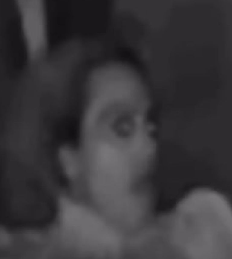 La mirada de la mujer luce fuera de lo normal