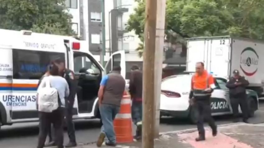 Caos en el Eje 5 Sur tras choque de una motociclista contra camioneta en la Benito Juárez