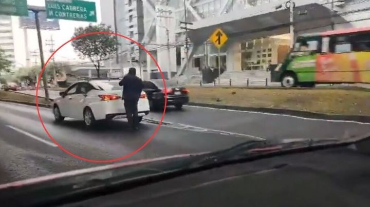 Caos en Periférico Sur: Tubos del Segundo Piso caen sobre autos; choque provoca tráfico