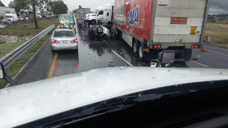Accidente en la México-Querétaro dejó tres muertos. Foto: Twitter