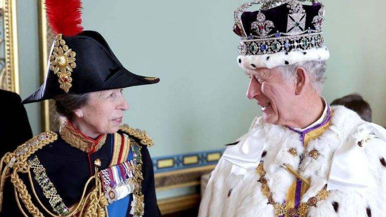 Detractores de la corona enfurecen por el costo de la ceremonia