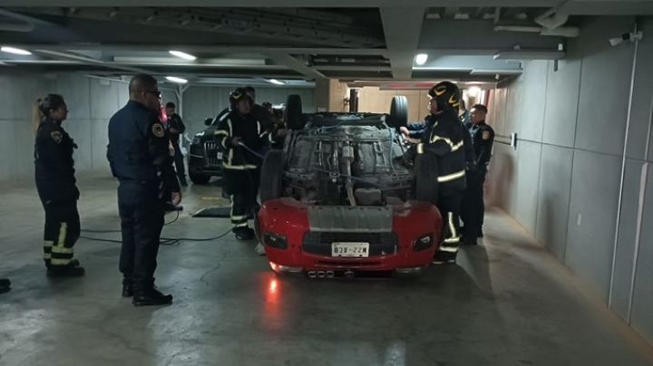 Código Rojo en la Condesa: Auto particular cae de un segundo piso con todo y pasajeros
