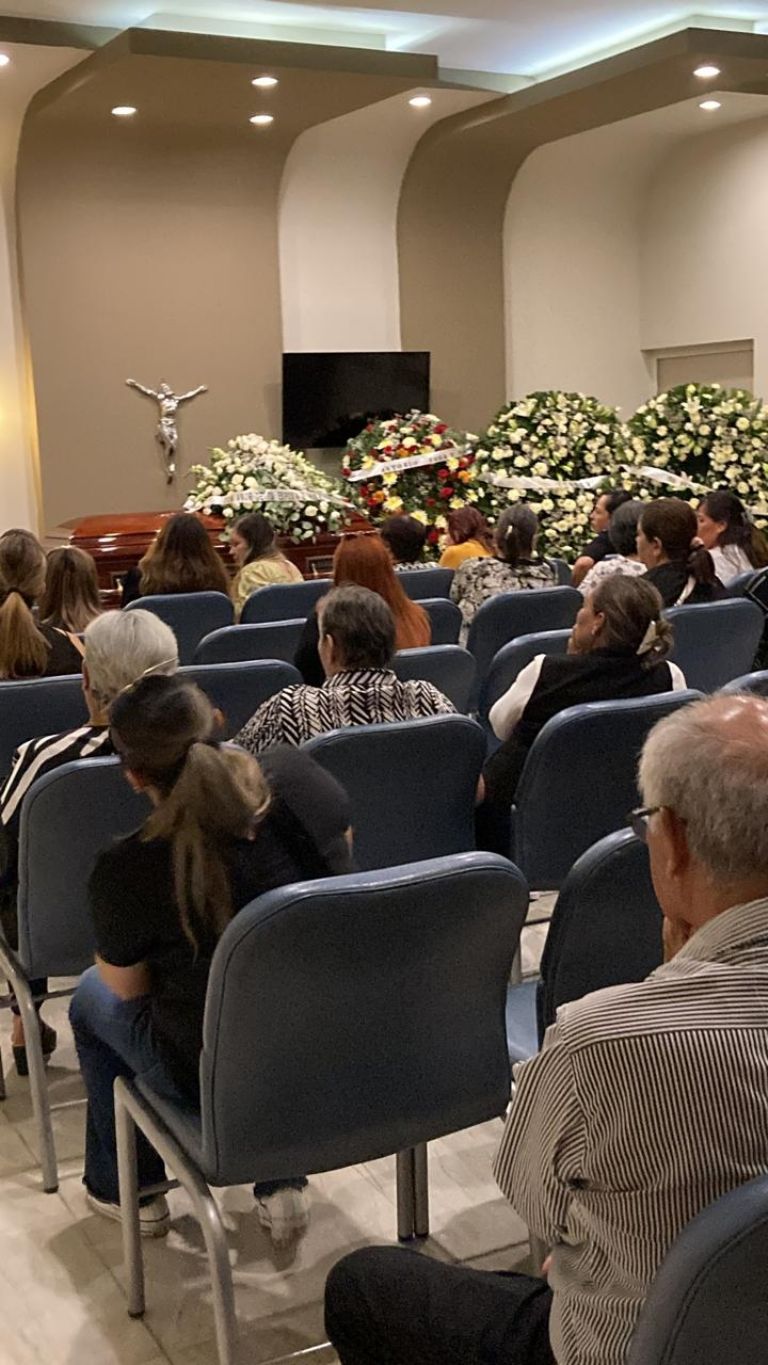 Se reúnen en familiares amigos y compañeros de Luis Miguel Castro para brindarle servicios funerarios