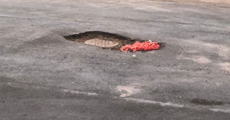 Oomapasn destrozó el pavimento de la calle Quintana Roo por arreglo del drenaje