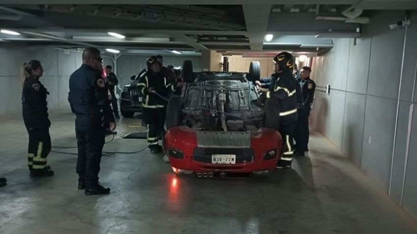 Código Rojo en la Condesa: Auto particular cae de un segundo piso con todo y pasajeros