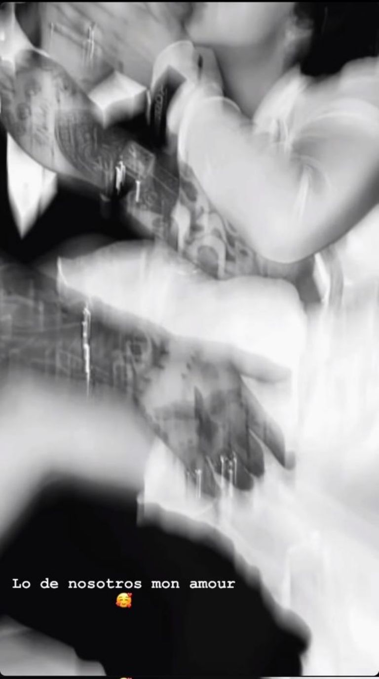 La pareja sorprendió al vestir atuendos nupciales