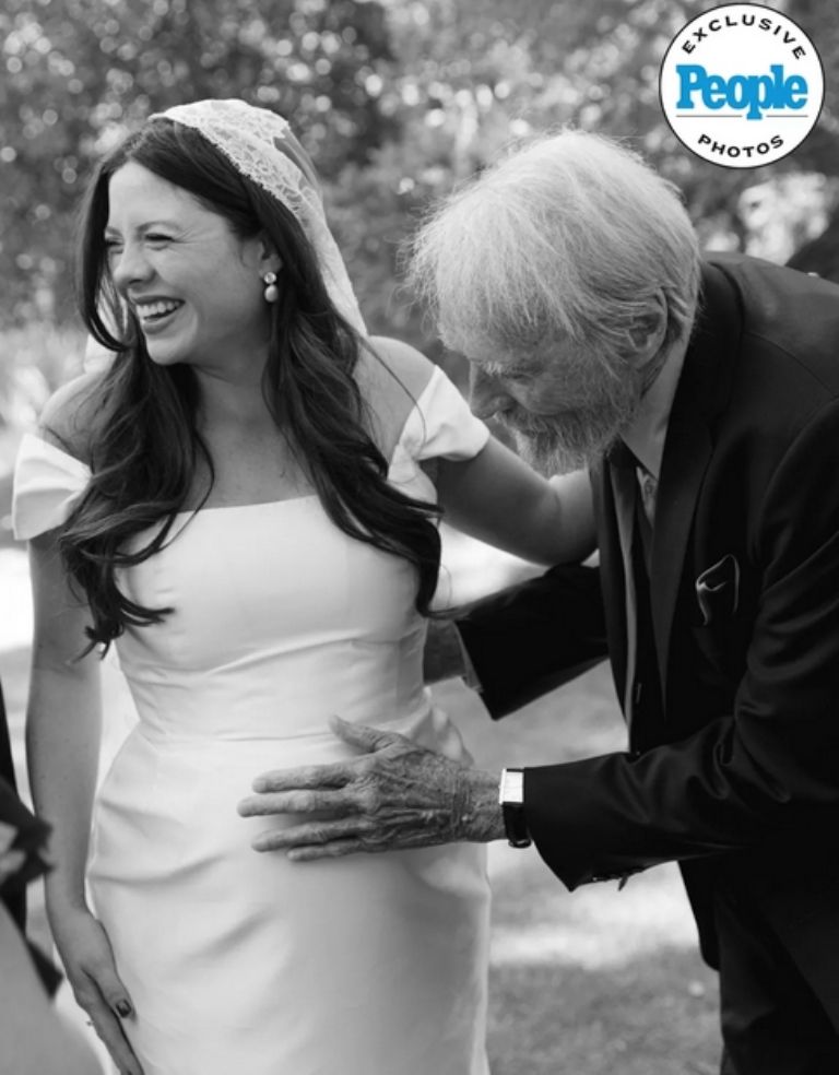 Clint Eastwood acaricia estómago de su hija