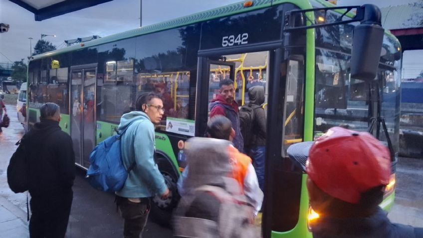 Caos en el Metro: Por inundación en la calzada Ignacio Zaragoza suspenden servicio en Línea A