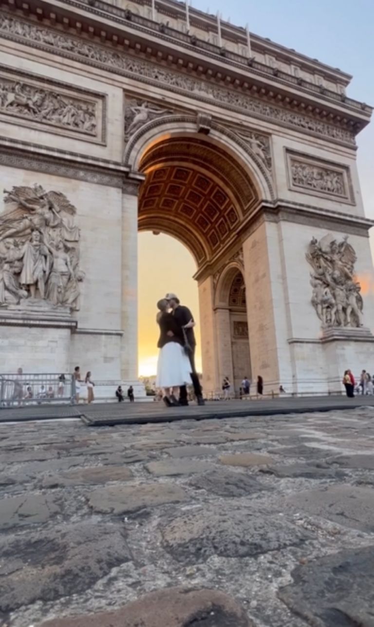 Mía Rubín disfruta del amor en París