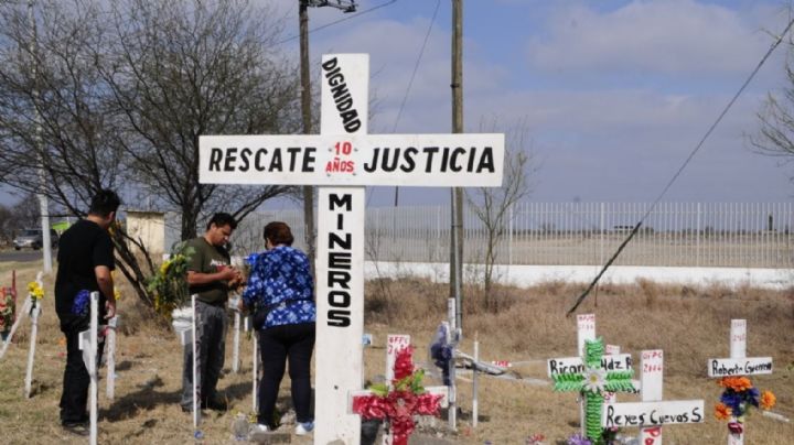 Viudas e hijos de mineros de Pasta de Conchos exigen saber cómo murieron sus familiares