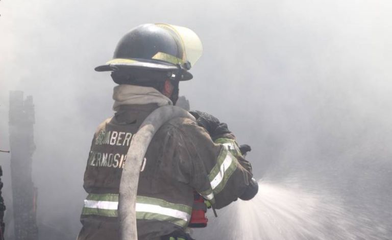 Autoridades rescatan a dos menores en un incendio en SLRC