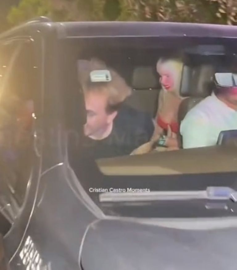 Cristian Castro saliendo del concierto