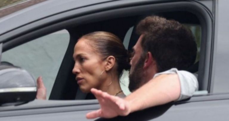 Ben Affleck saca sus cosas de la mansión con JLo