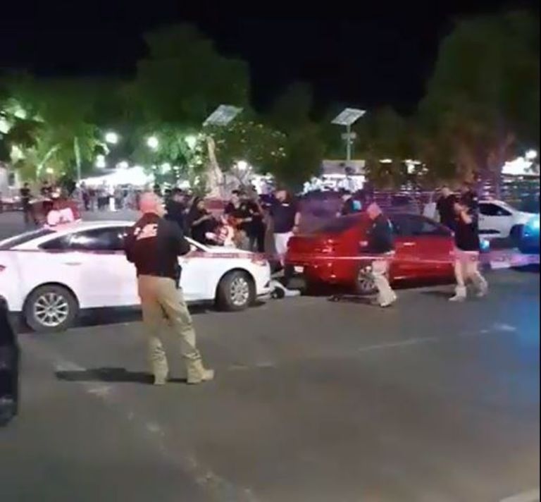 El cuerpo de la víctima quedó tendido sobre el suelo, entre dos autos