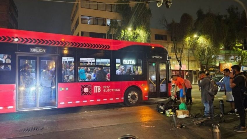 Fuerte accidente en la Cuauhtémoc: Metrobús atropella a motociclista en el Centro