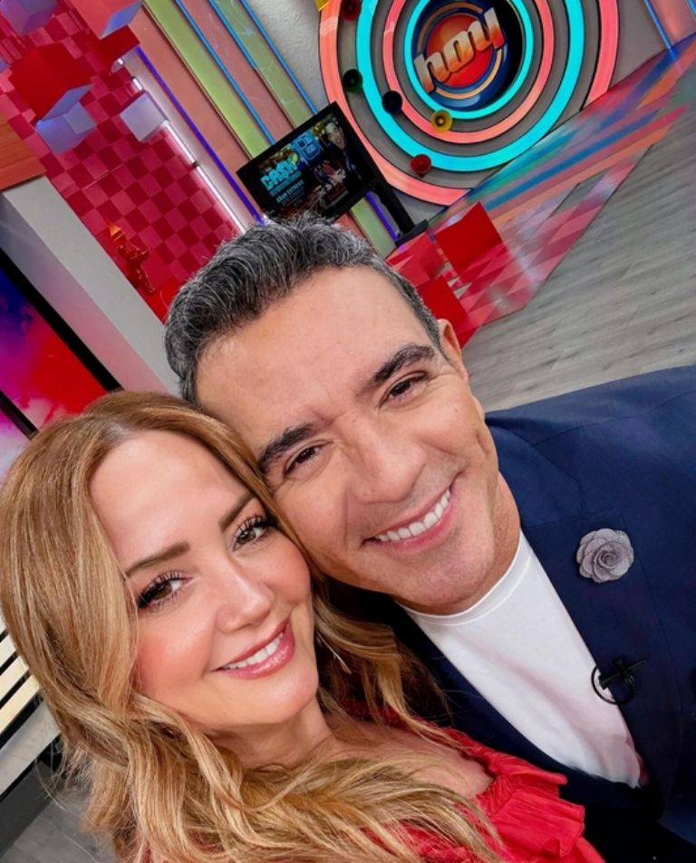 Andrea Legarreta se reencuentra con Héctor Sandarti