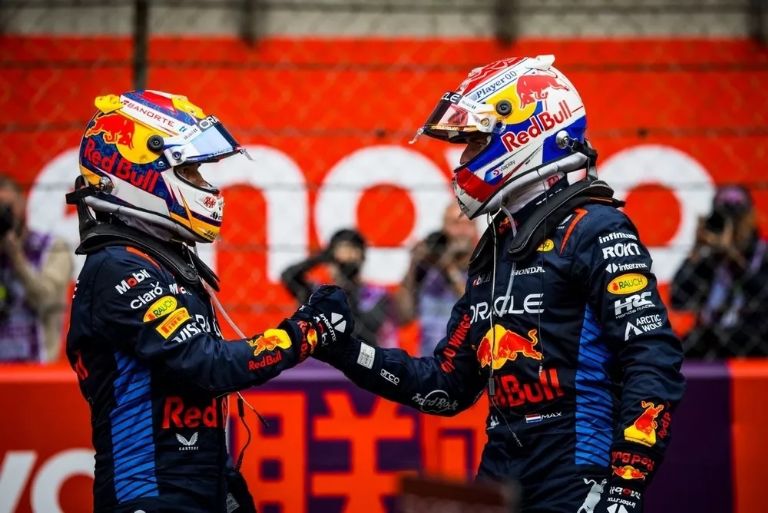 VERSTAPPEN REACCIONA A LA RENOVACIÓN DE CHECO PÉREZ CON RED BULL
