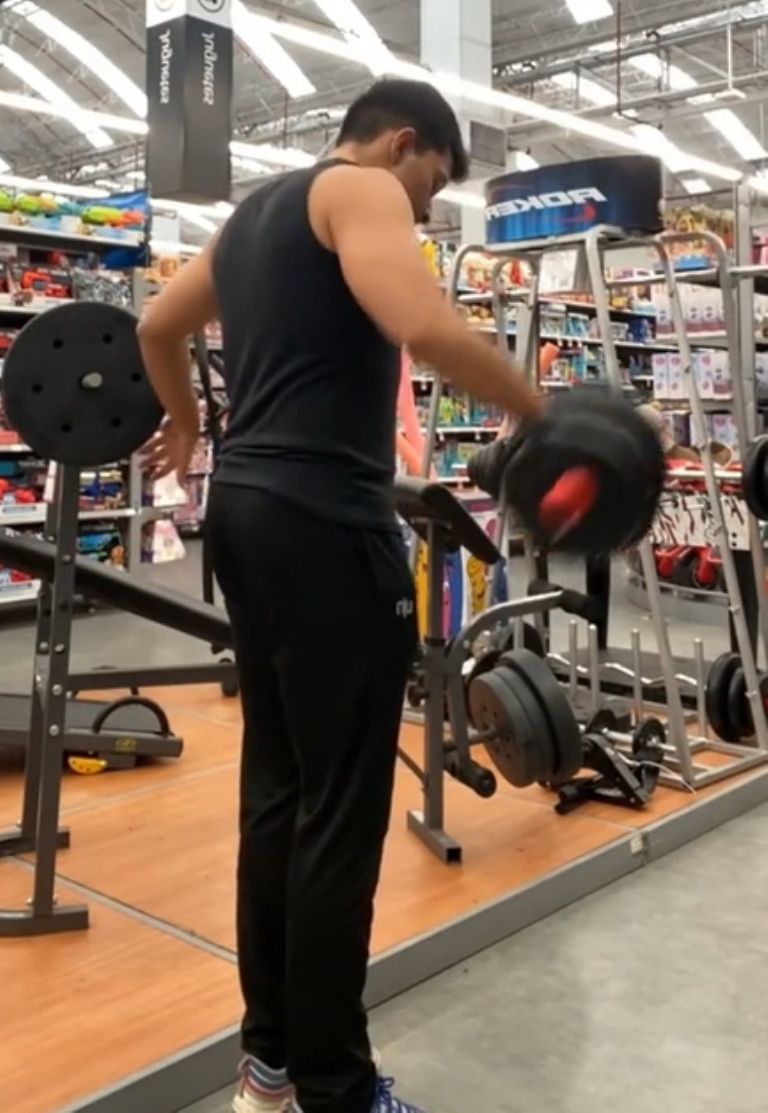 Tiktoker se vuelve viral al hacer ejercicio en una tienda