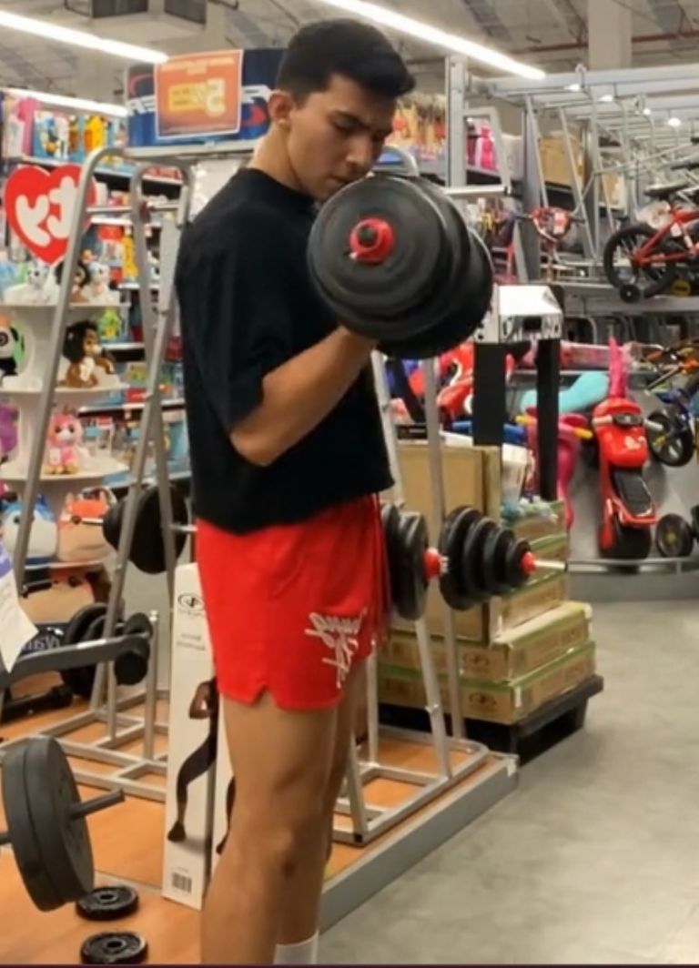 Anthony hace ejercicio en una tienda