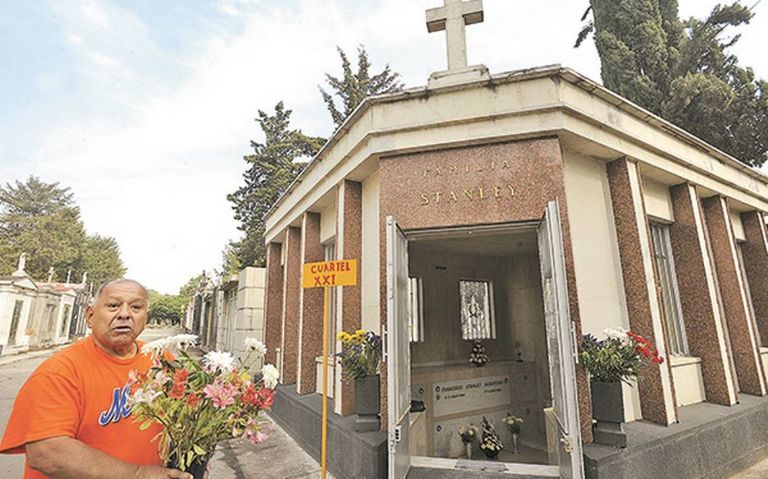 Tumba de Paco Stanley está deteriorada por el paso de los años